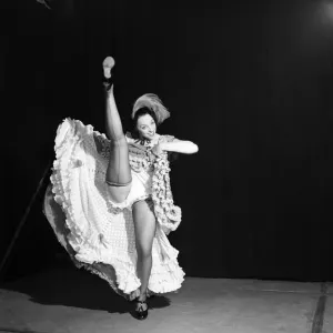 Una bailarina de caja en un club nocturno de París. Octubre 1952 C4806