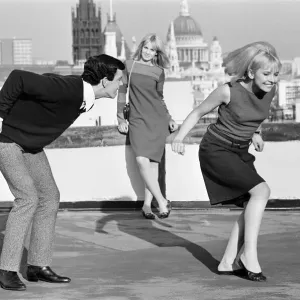 Los bailarines demuestran The Ska, una nueva moda de baile que está golpeando los clubes de Londres.