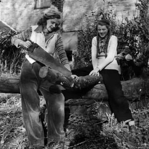 Daphné du Maurier et sa fille Tessa. Taillant le bois.