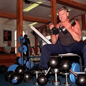 DAVE PROWSE, ACTOR, IN PHOTOCALL EXERCISING IN GYM - 91 / 7433 -----