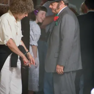David Jason come Pop Larkin immortalizzato durante le riprese di The Darling Buds of May. David Jason come Pop Larkin immortalizzato durante le riprese di The Darling Buds of May.