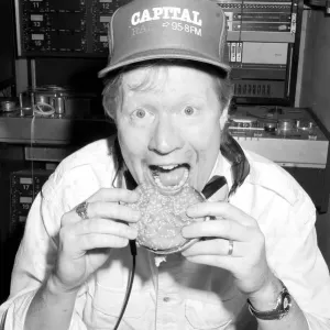 DAVID JENSEN (CAPITAL RADIO DJ) EATING A BURGER 27 / 05 / 1989 DAVID JENSEN (CAPITAL RADIO DJ) EATING A BURGER 27 / 05 / 1989