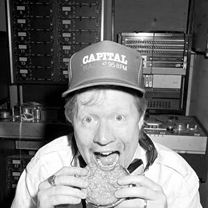 DAVID JENSEN (CAPITAL RADIO DJ) EATING A BURGER 27 / 05 / 1989