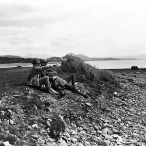 David Lloyd George und Baron Milner (beide sitzend auf der Bank) im Urlaub in Nordwales