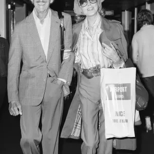 David Niven, attore britannico con la moglie Hjordis Paulina Genberg Tersmeden all'aeroporto di Londra Heathrow.