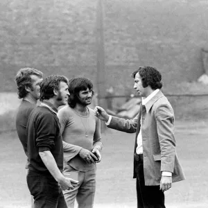 David Sadler charla con George Best Alex Stepney Pat Crerand en el Manchester United. David Sadler charla con George Best Alex Stepney Pat Crerand en el Manchester United.