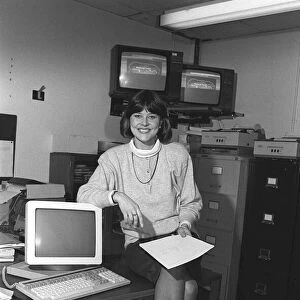 DEBBIE THROWER - TV PRESENTER SITTING ON A DESK WITH COMPUTER AND TV SCREENS - 05 / 01 / 1988