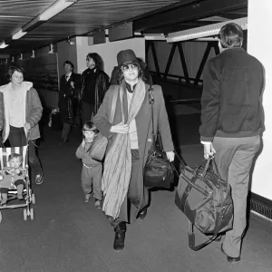 Debra Winger arrives in London. 25th February 1984 Debra Winger arrives in London. 25th February 1984