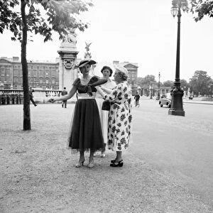 Debs. at Buckingham. Palace. Elizabeth Dyke. June 1952 C2968