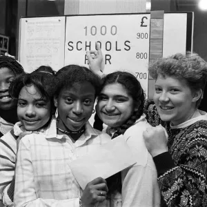 La escuela Deighton cumple con sus promesas. Fiebre de caridad... Los 700 alumnos.