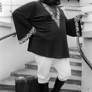 Demis Roussos Juillet 1976 à Londres « Short Kaftan et pantalons blancs ». Demis Roussos Juillet 1976 à Londres « Short Kaftan et pantalons blancs ».