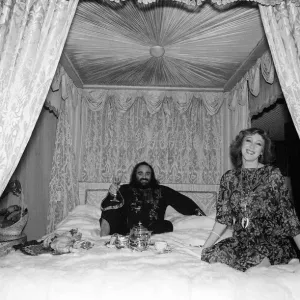 Demis Roussos novembre 1977 Assis sur son lit recouvert de vison qui coûte 30. Demis Roussos novembre 1977 Assis sur son lit recouvert de vison qui coûte 30.