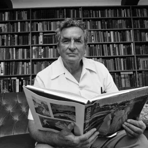 Denis Healey nella biblioteca della sua casa a Sussex. 30 maggio 1985 Denis Healey nella biblioteca della sua casa a Sussex. 30 maggio 1985