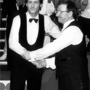 Dennis Taylor compadece a Steve Davis después de ganar el Embassy Snooker Mundial. Dennis Taylor compadece a Steve Davis después de ganar el Embassy Snooker Mundial.