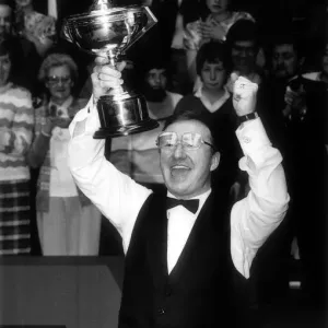 Dennis Taylor ganó el Campeonato Mundial de Snooker Embassy después de un partido contra Steve. Dennis Taylor ganó el Campeonato Mundial de Snooker Embassy después de un partido contra Steve.