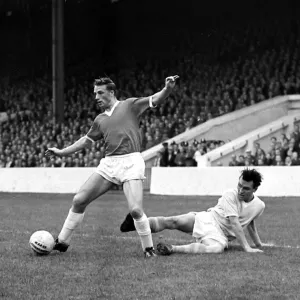 Dennis Viollet en acción para el Manchester United durante el partido de liga contra Mánchester. Dennis Viollet en acción para el Manchester United durante el partido de liga contra Mánchester.