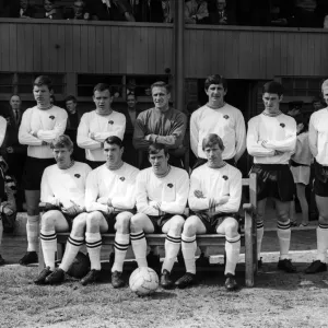 L'équipe de football du club Derby County. Ligne arrière gauche à droite, K Hector, P Wright, A Stewart.