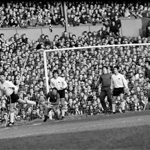 Derby v. Nottingham Forest. Dave Mackay heading clear. December 1969 Z11534-004 Derby v. Nottingham Forest. Dave Mackay heading clear. December 1969 Z11534-004