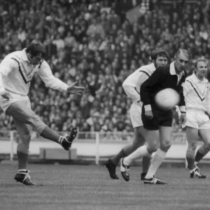 Derek Whitehead Print - Wembley 1974 Derek Whitehead Print - Wembley 1974
