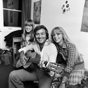 Des O'Connor at Home with Daughters, 7th February 1978 Print