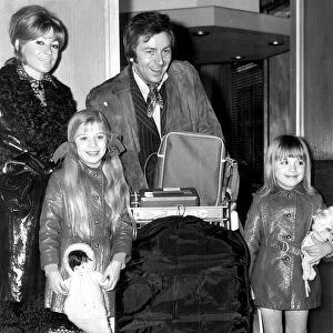 DES O CONNOR WITH WIFE AND CHILDREN AT LONDON AIRPORT - 1971
