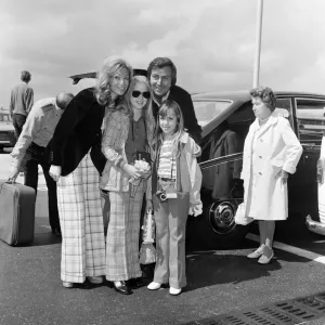 Des O'Connor con su esposa Gillian y sus hijas Tracy y Samantha en el aeropuerto. Des O'Connor con su esposa Gillian y sus hijas Tracy y Samantha en el aeropuerto.