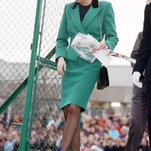Diana, Princesa de Gales llega para abrir oficialmente la fábrica escocesa del vestido. Diana, Princesa de Gales llega para abrir oficialmente la fábrica escocesa del vestido.