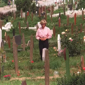 Diana, Prinzessin von Wales macht eine dreitägige Besuchsreise nach Bosnien und Herzegowina als Teil ihrer