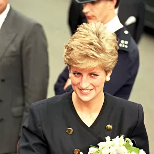DIANA, THE PRINCESS OF WALES MEETING FANS - OCTOBER 1991
