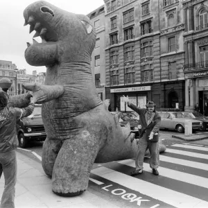 Two dinosaurs as high as a double decker bus fight each other in London Two dinosaurs as high as a double decker bus fight each other in London