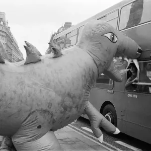 Two dinosaurs as high as a double decker bus fight each other in London Two dinosaurs as high as a double decker bus fight each other in London