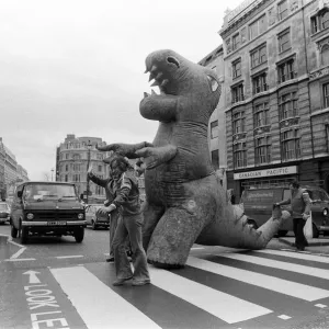 Two dinosaurs as high as a double decker bus fight each other in London Two dinosaurs as high as a double decker bus fight each other in London