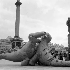 Two dinosaurs as high as a double decker bus fight each other in London Two dinosaurs as high as a double decker bus fight each other in London