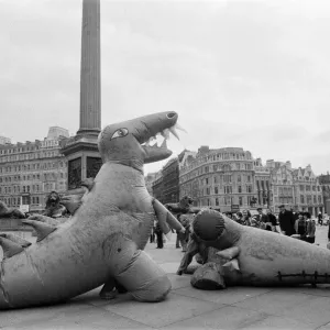 Two dinosaurs as high as a double decker bus fight each other in London Two dinosaurs as high as a double decker bus fight each other in London