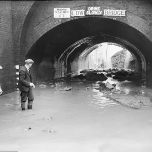 Un impact direct sur le canal de Birmingham à Worcester au tunnel du canal de Bournville. Un impact direct sur le canal de Birmingham à Worcester au tunnel du canal de Bournville.