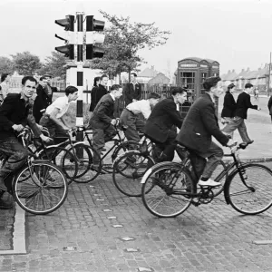 Courses sur piste de terre à Londres. Circa avril 1947. Courses sur piste de terre à Londres. Circa avril 1947.