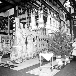Cette présentation de viande par G. H. Monk et Cie est l'une des attractions de Noël. Cette présentation de viande par G. H. Monk et Cie est l'une des attractions de Noël.