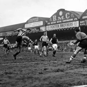 Division 1 match Aston Villa 0 -2 Sheffield Wednesday - A mighty kick Division 1 match Aston Villa 0 -2 Sheffield Wednesday - A mighty kick