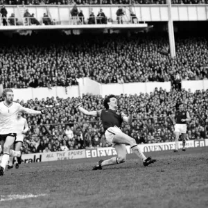 Division One Football 1980 / 81 Season. Tottenham Hotspur v Aston Villa, White Hart Lane Division One Football 1980 / 81 Season. Tottenham Hotspur v Aston Villa, White Hart Lane