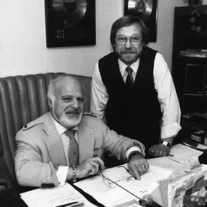 Don Arden Prominenter mit seinem Sohn David im Büro, das Goldplatten zeigt