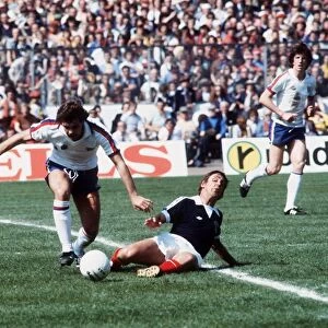 Don Masson 1978 Scotland v England football tackle on ground ESEuro