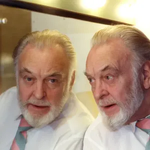 DONALD SINDEN (ACTOR) LOOKING IN MIRROR PICTURED IN 1995 DONALD SINDEN (ACTOR) LOOKING IN MIRROR PICTURED IN 1995