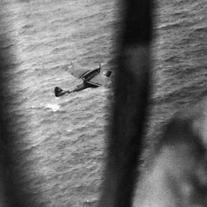 Un avión Dornier Do 18 visto desde un Bristol Blenheim de la RAF durante una batalla aérea.