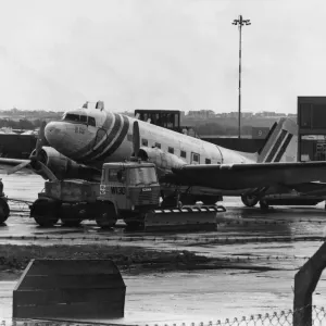 Die Maschine der Douglas DC3 Dakota, die von Top Flight am Flughafen Newcastle betrieben wurde, wurde beschlagnahmt Die Maschine der Douglas DC3 Dakota, die von Top Flight am Flughafen Newcastle betrieben wurde, wurde beschlagnahmt