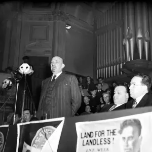 Dr Chaim Weizmann addresses the closing session of the Zionist Federation meeting Dr Chaim Weizmann addresses the closing session of the Zionist Federation meeting