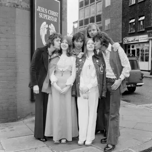 A dream came true today for two sisters, Sue (13 - 2nd from the right A dream came true today for two sisters, Sue (13 - 2nd from the right