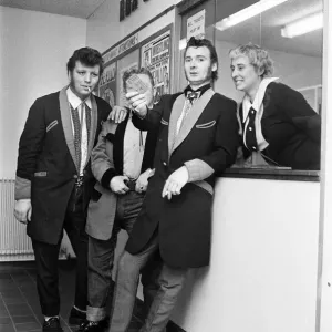 Gekleidet für die Gelegenheit standen Ron West (rechts) und seine Freunde Dave Haycock (links) Gekleidet für die Gelegenheit standen Ron West (rechts) und seine Freunde Dave Haycock (links)