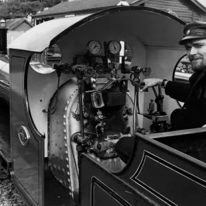 Conductor George Staniforth en la plataforma de la River Irt en la estación de Ravenglass el 29. Conductor George Staniforth en la plataforma de la River Irt en la estación de Ravenglass el 29.