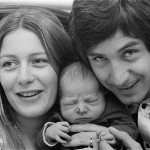 Le batteur Kenney Jones du groupe pop Faces avec son épouse Jan sur Welbeck Street.