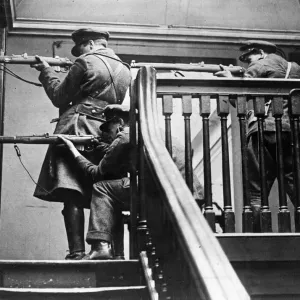 La bataille de Dublin des hôtels. Tireurs d'élite de l'État libre tirant depuis la banque royale.